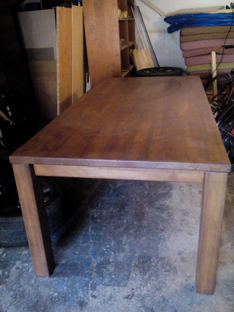 Moderní dřevěný stůl