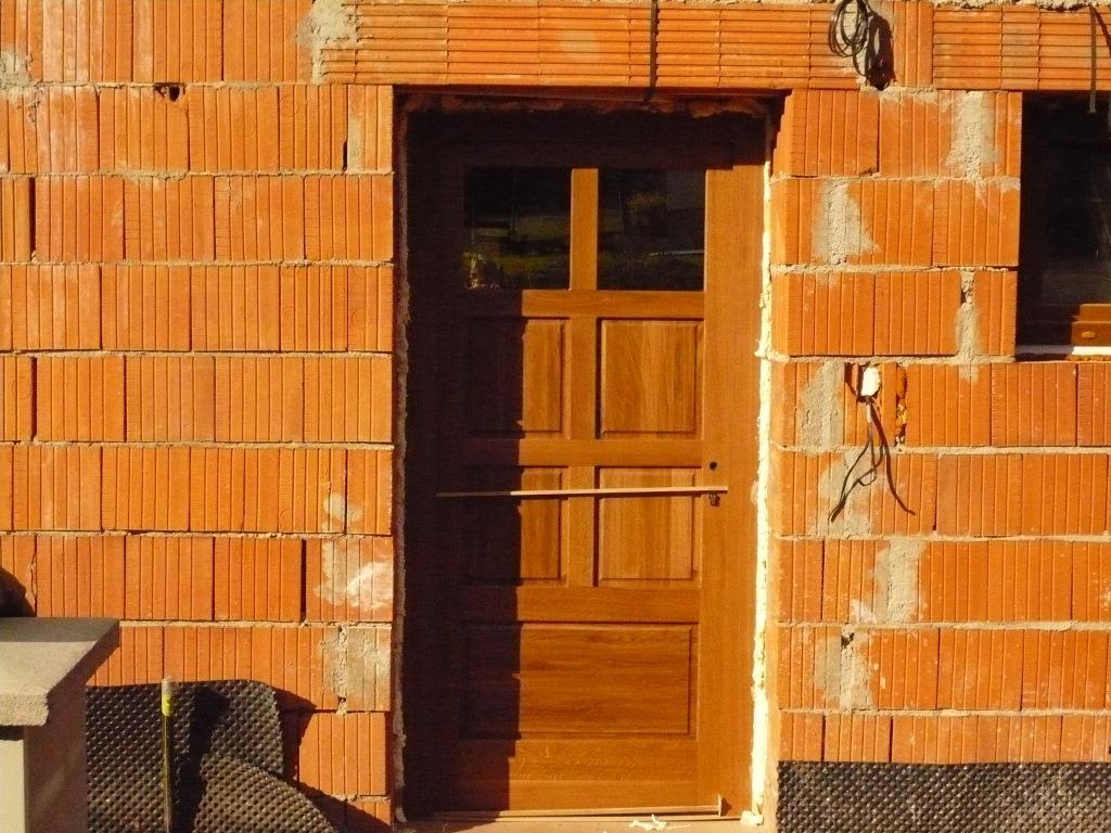 Vstupní dveře do domu stavba